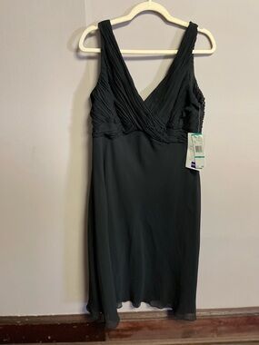 Jones Wear Black Pleated V-Neck Cocktail Dress. Size 16